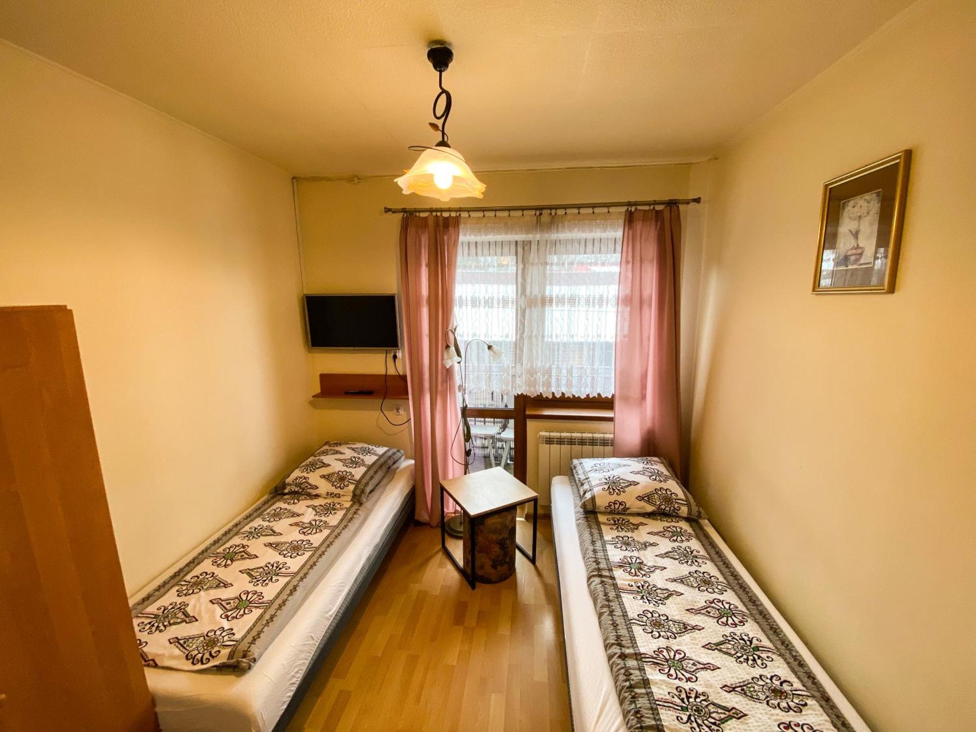 Osrodek Wczasowo-Kolonijny Gron Bed & Breakfast เบียวีดูนาเยซ ภายนอก รูปภาพ